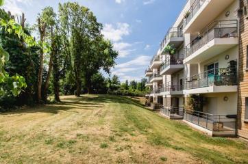 residence carrere avec terrasse et jardin au bord d un bois